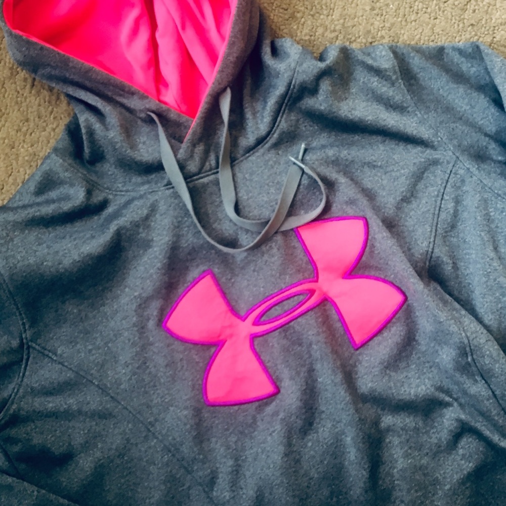 Women’s medium under Armour hoodie